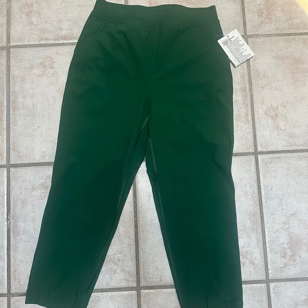 New Lululemon Adapted State crop in Evergreen